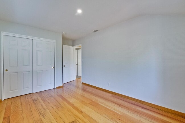 Building Photo - Beautiful 4 bedroom, 3 bath in desirable C...