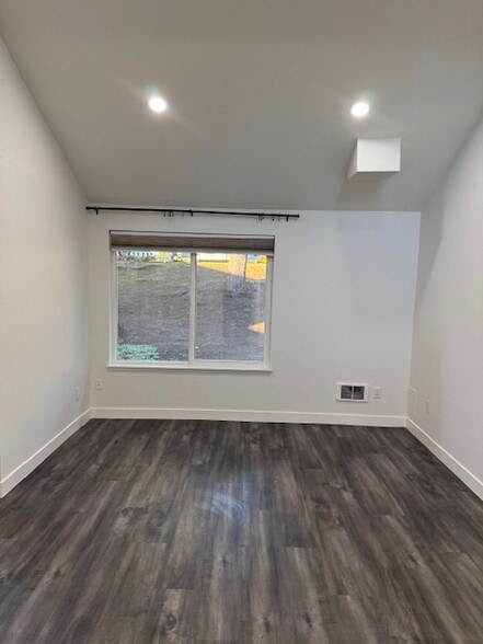 Building Photo - 4300 NE Sunset Blvd