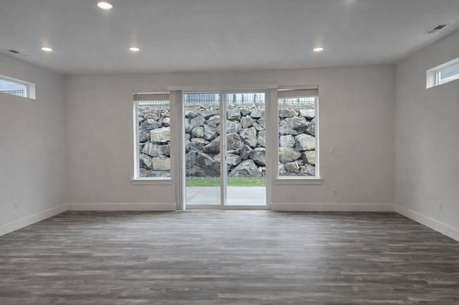 Building Photo - 1 MONTH FREE WHEN YOU SIGN A 15 MONTH LEASE! BRAND NEW TOWNHOME IN THE DESIRABLE SOUTHRIDGE AREA!