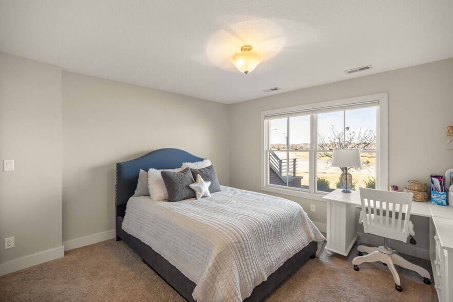 Building Photo - 492 Bluestem Cir