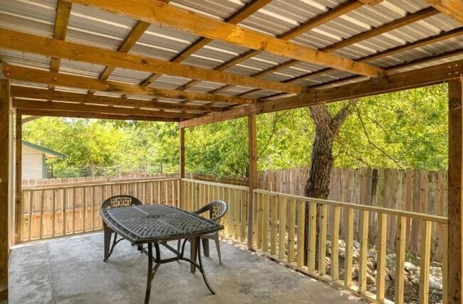 Building Photo - 2121 Trede Dr