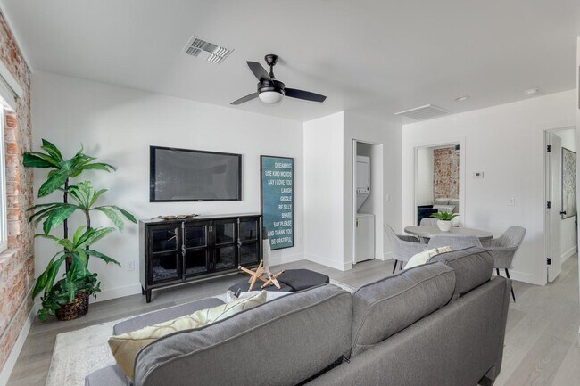 Building Photo - 2512 E Thomas Rd