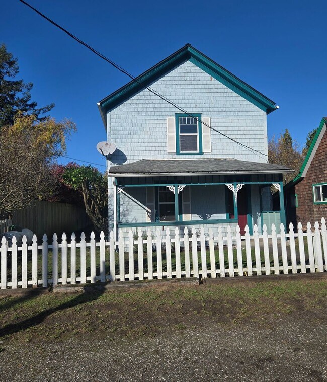 Building Photo - ***PENDING APPLICATIONS***3 Bedroom, 1 Bat...