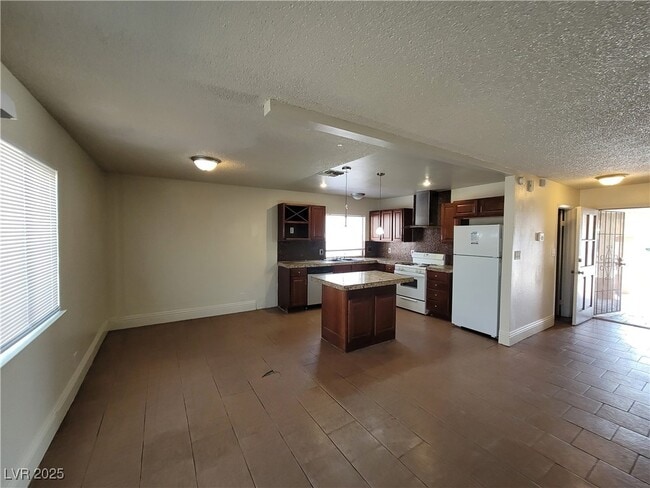 Building Photo - 3908 Montebello Ave