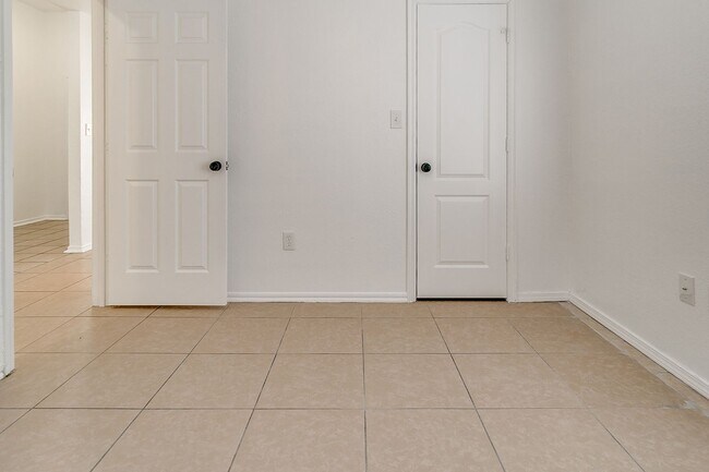 Building Photo - Great Freshly updated 3 bed 2 bath!