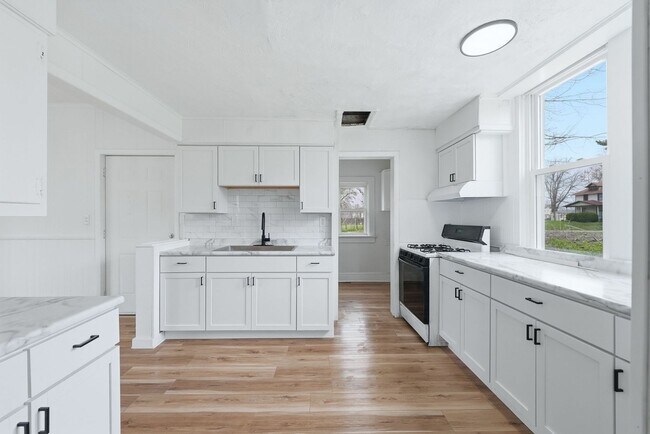 Building Photo - Charming 3BR with Garage & Updates