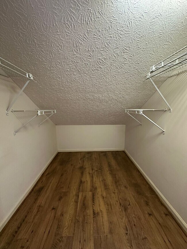 Building Photo - 2 Bedroom / 2 Bath Brick Condo - Bristol, TN