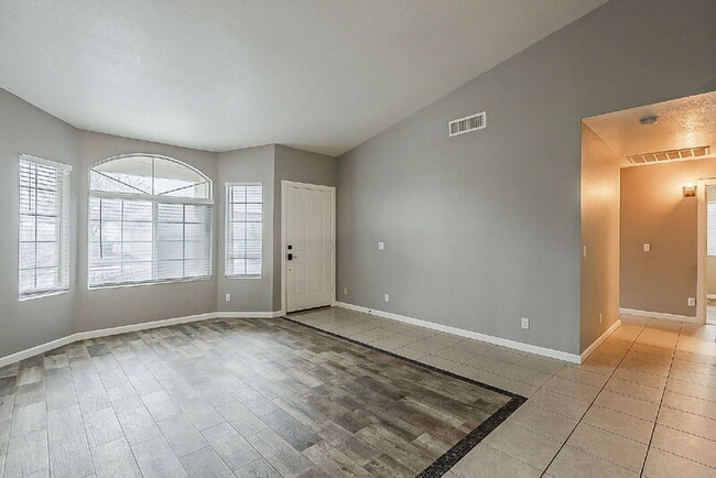 Building Photo - 841 N Hillridge