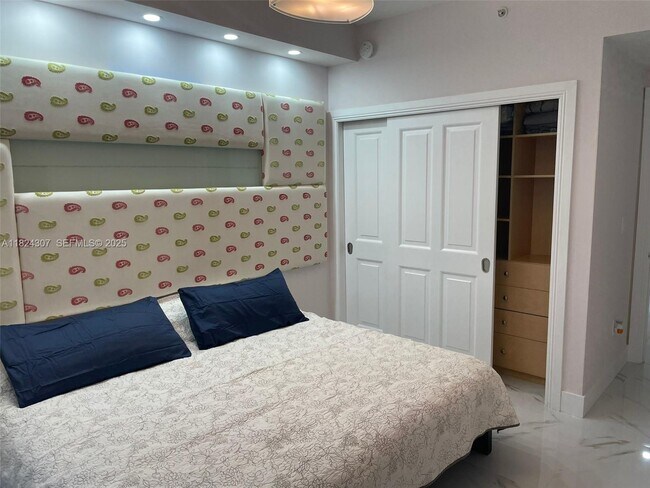 Building Photo - 17875 Collins Ave