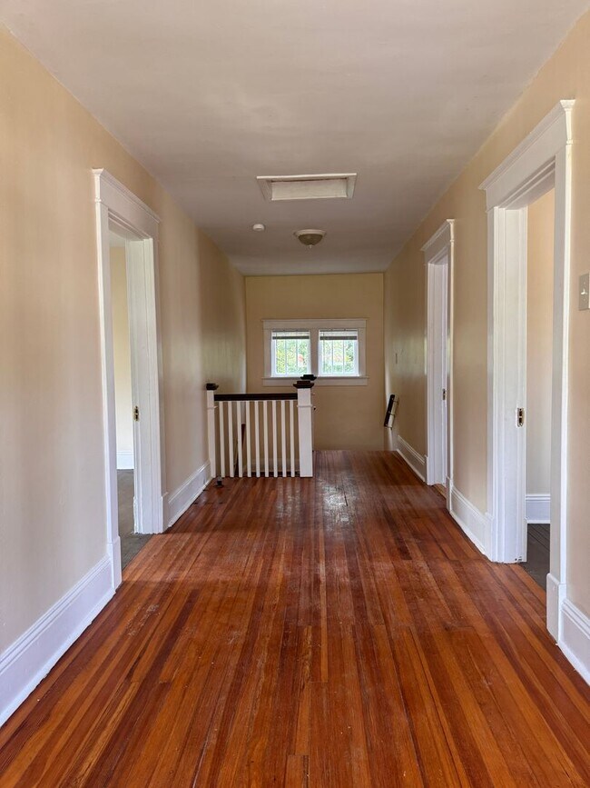 Building Photo - 3 Bedroom || 1.5 Bathroom Home