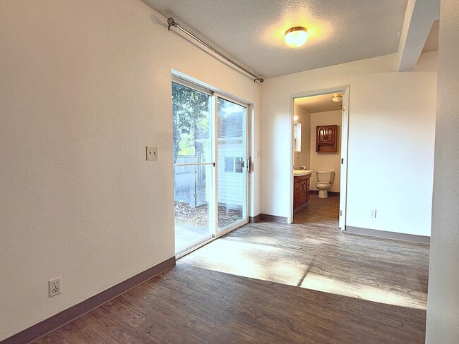 Building Photo - 905 NE 94th Ave
