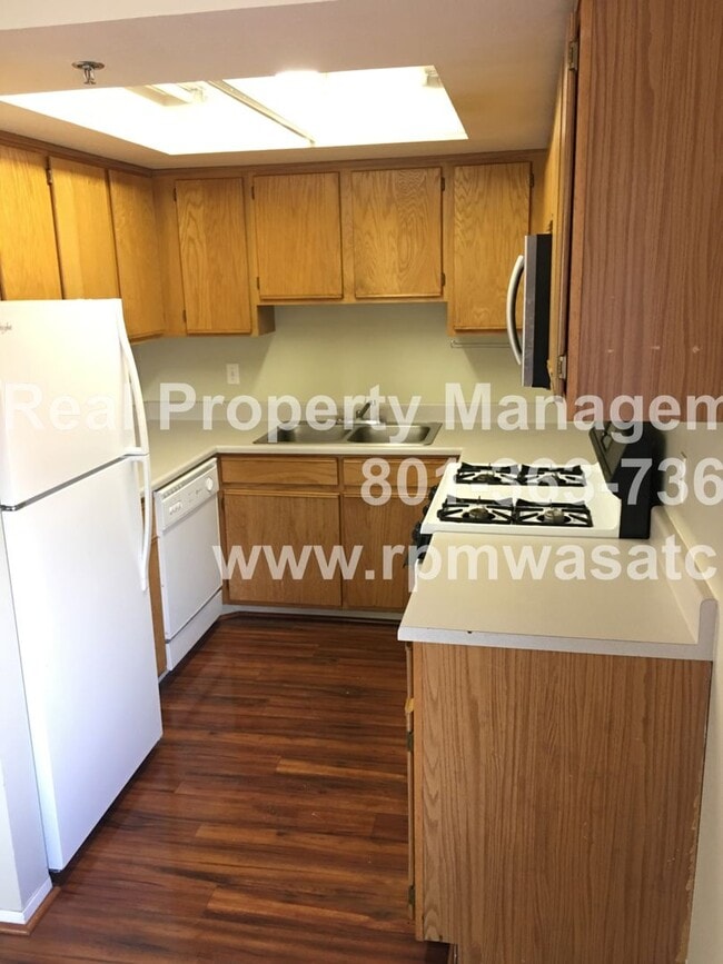Building Photo - Charming 3 Bedroom 2 Bathroom Downtown Condo!