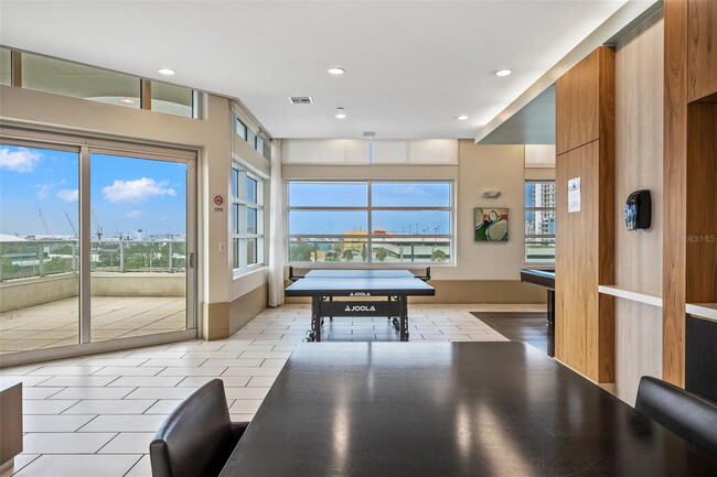 Building Photo - Modern 2 Bed/2 Bath Condo