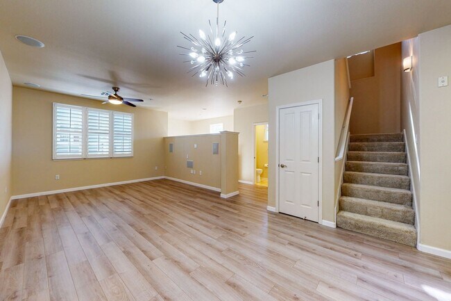 Building Photo - Town House Near Downtown Pleasanton  3 Bed...