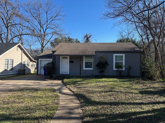 Building Photo - Perfect Central Waco Home