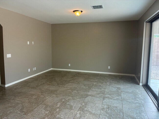 Building Photo - Special **BEAUTIFUL 3 BEDROOM/3 BATHROOM HOME LOCATED IN EASTMARK (ELLSWORTH & RAY)**