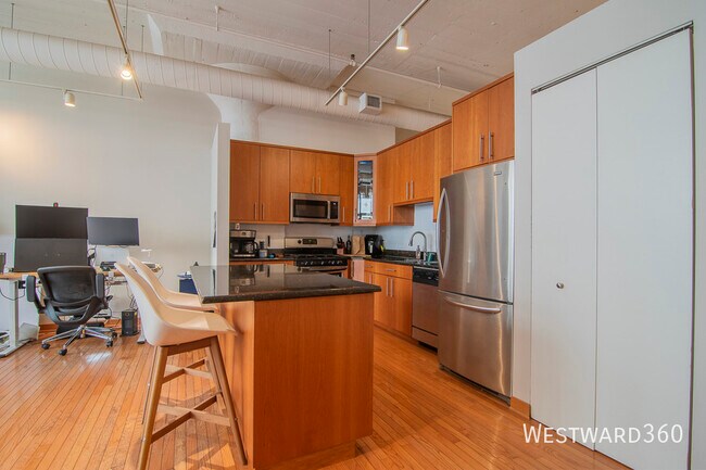 Building Photo - 333 W Hubbard St