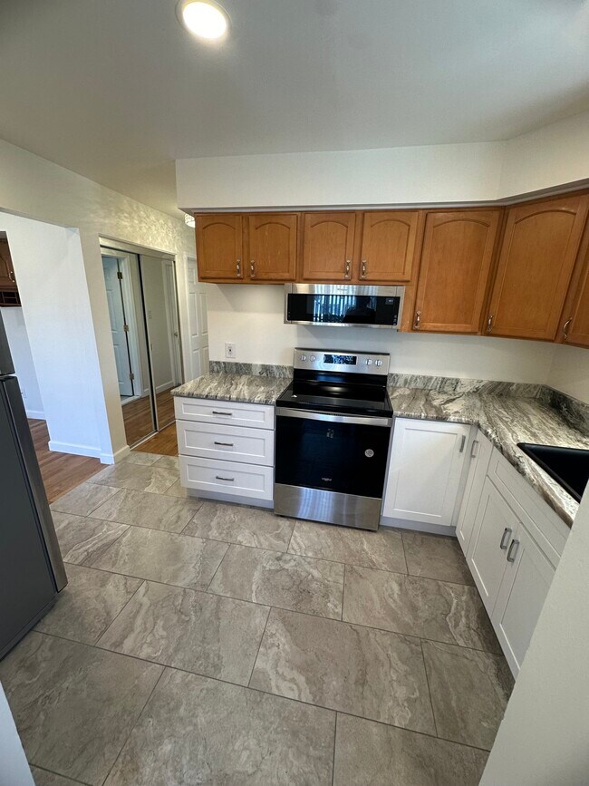 Building Photo - 100 W Hickory Grove Rd