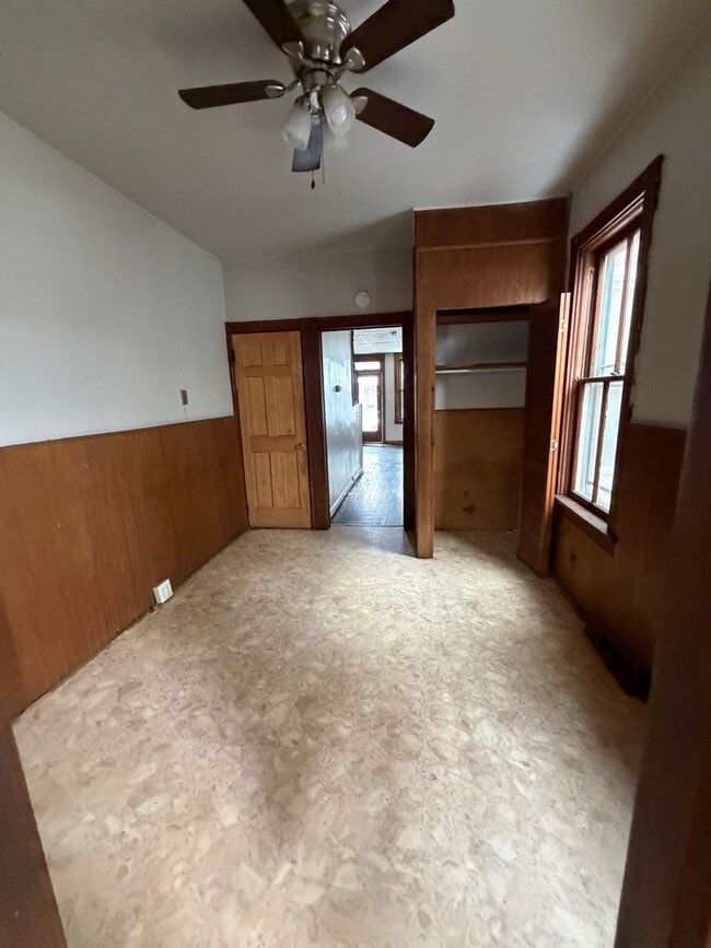 Building Photo - 5 Bedroom Pet Friendly House in Lancaster!