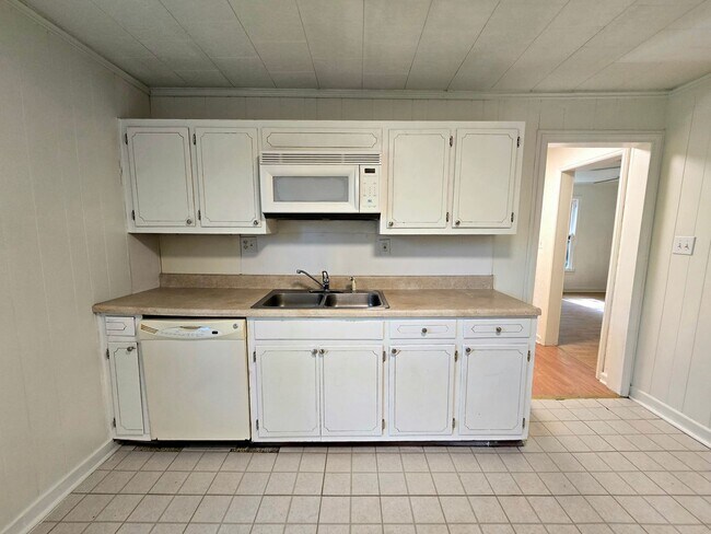 Building Photo - Cozy Lenoir 2/1 Bungalow with Fenced Yard on Cul-de-Sac