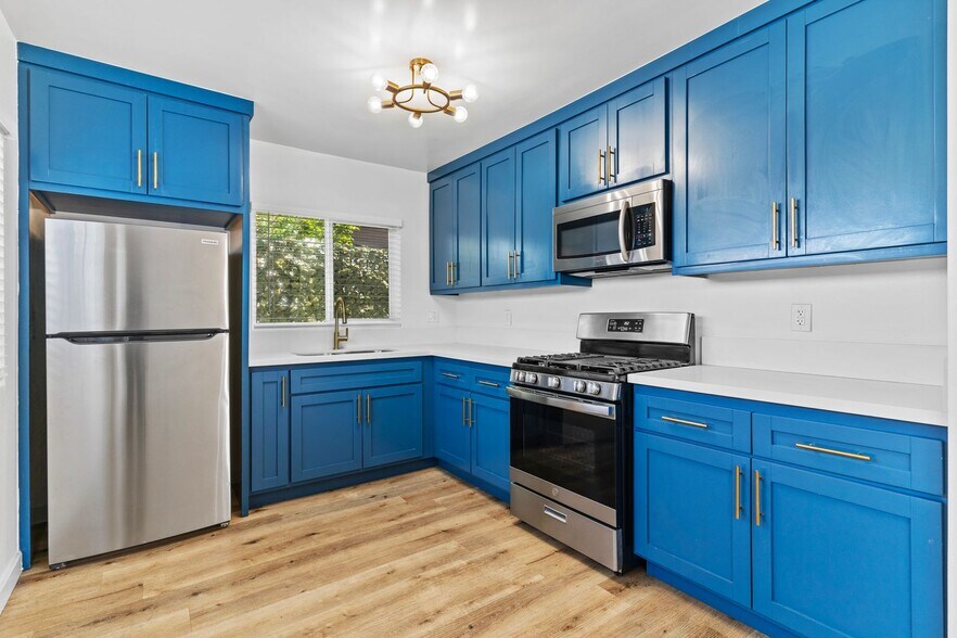 Building Photo - 1078 E 7th St