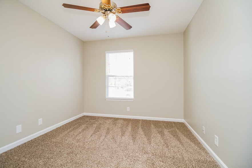 Building Photo - 3048 Roscommon Dr