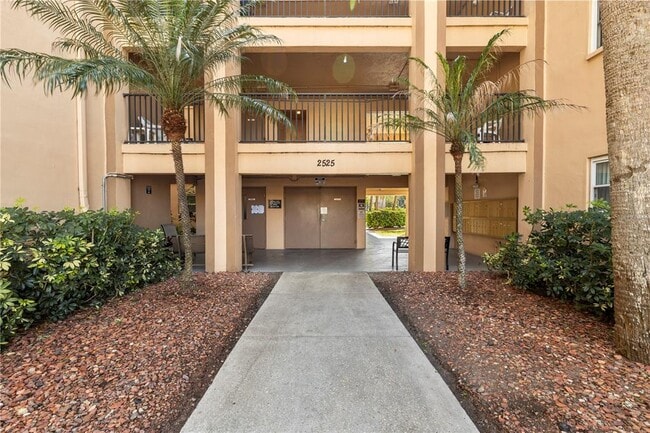 Building Photo - 2525 W Bay Dr