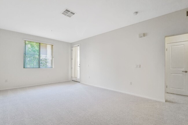 Building Photo - Stylish 2-Bedroom Condo with Resort Amenit...