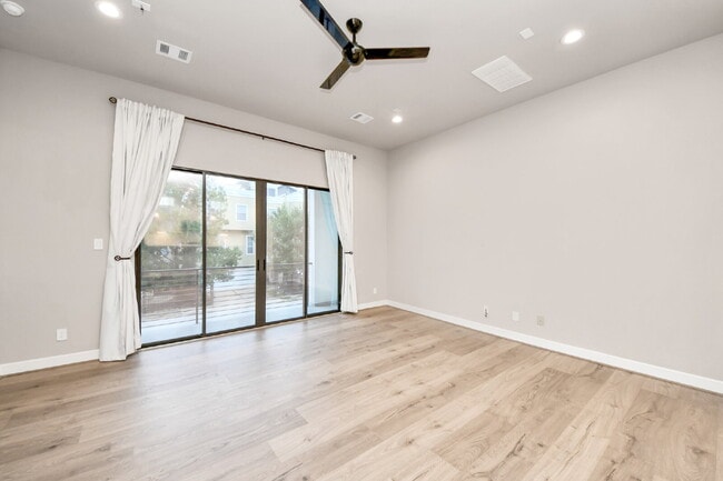 Building Photo - City views, smart layout, and Houston convenience?