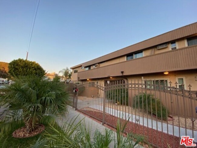 Building Photo - 3224 Chapman St