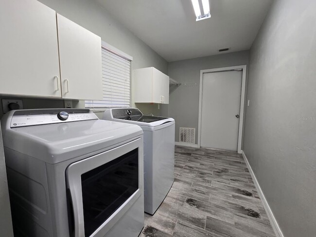 Building Photo - 2606 NE 22nd Ave