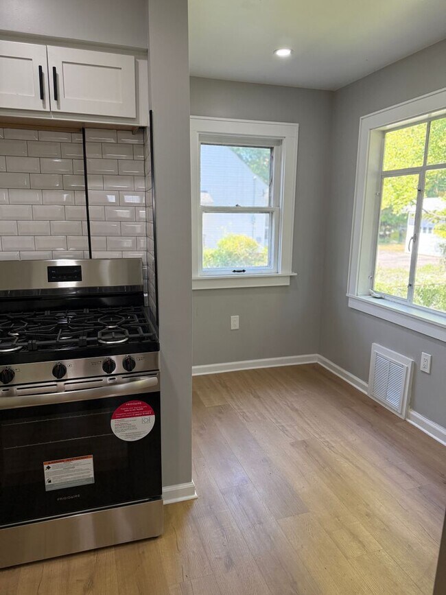 Building Photo - Bright modern home with large back yard!