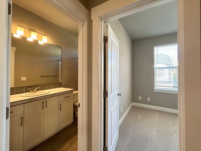 Building Photo - Luxury and Convenience Awaits in this Stunning 3 Bedroom, 2.5 Bathroom House with Abundant Parkin...