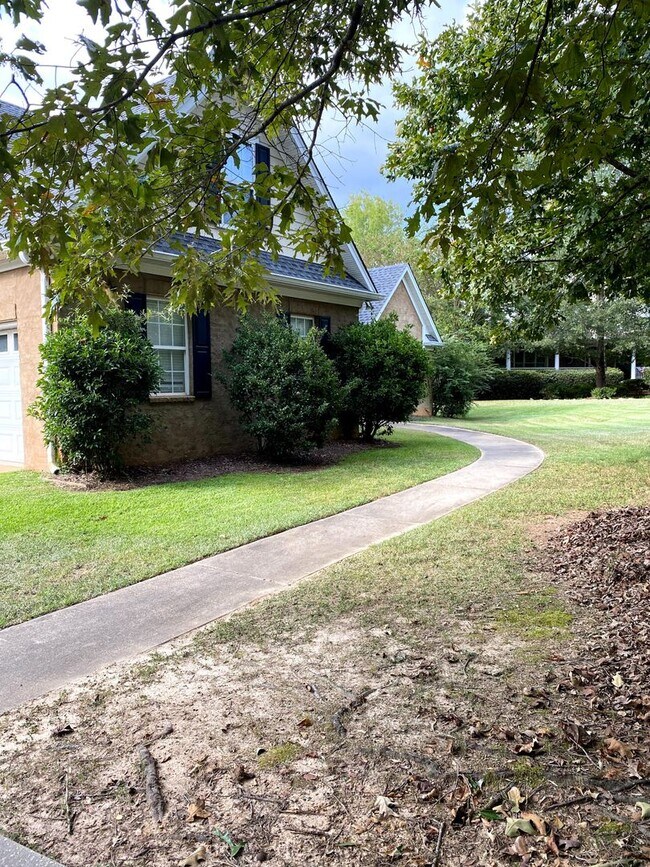 Building Photo - Large Home Settled on Culd-e-sac