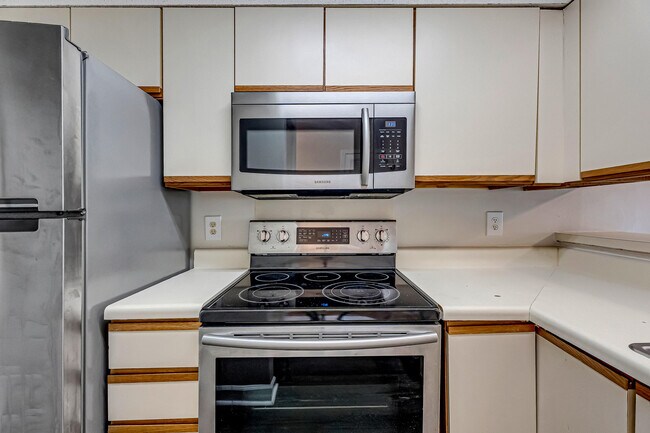 Building Photo - 208 Southlake Ct