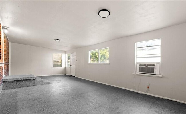 Building Photo - Renovated 4-bedroom 1.5 bathroom home!  Housing accepted! $500 off first months rent!