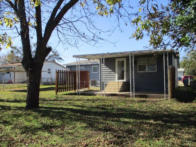 Building Photo - 1005 S 11th St