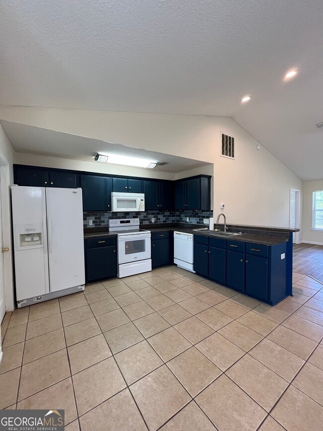 Building Photo - 207 Royal Palms Ave