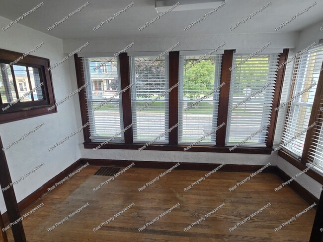 Building Photo - Charming Lowell Home