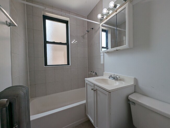 Building Photo - 2737 N Spaulding Ave