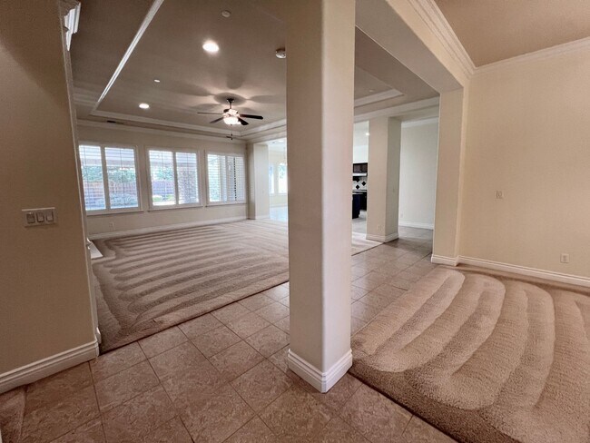 Building Photo - $2,695 Bullard & Hwy 99, 4 Bedroom With So...