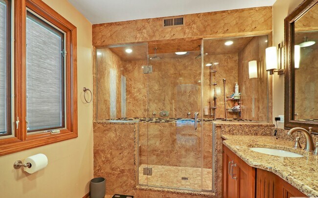 Building Photo - 196 Rosedale Ct