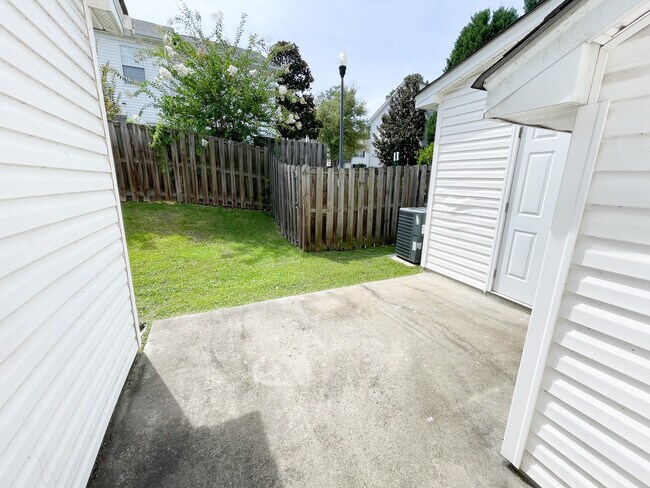 Building Photo - 12 Magnolia Glen Ln