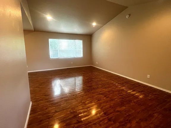 Building Photo - "Charming 3-Bedroom Oasis with Cozy Fireplace in Veneta – 1268 Sq Ft of Comfort!"