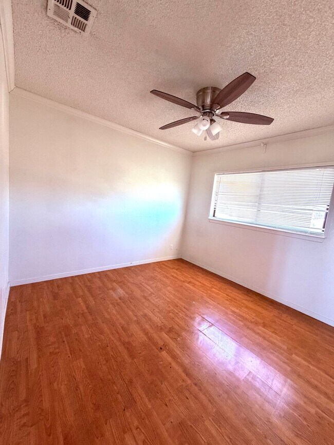 Building Photo - 4 Bedroom, 3 Bathroom with Office Near National Park