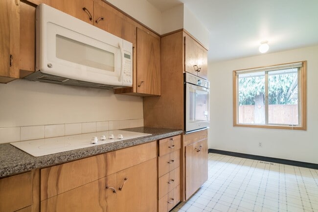 Building Photo - $500 move-in incentive! Awesome 3-bdrm/2-bath duplex in heart of Hillsboro—Laundry hook ups, atta...