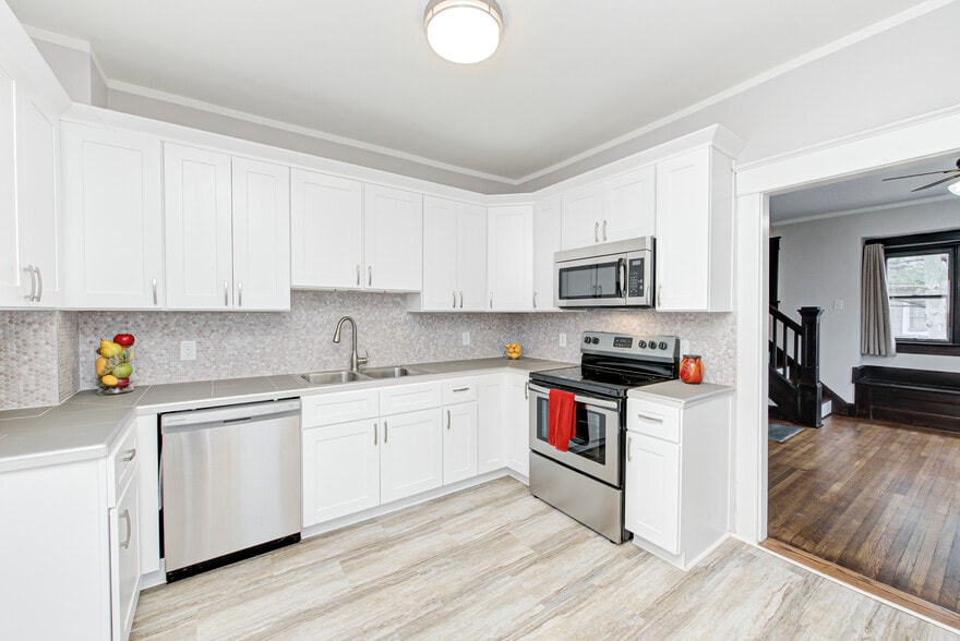 Large modern fully equipped kitchen - 2418 E 16th St