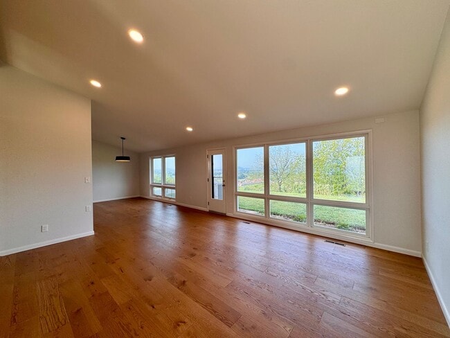 Building Photo - 221 Grandview Dr