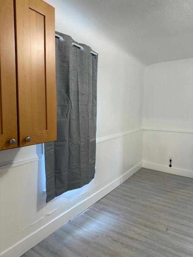 Building Photo - One Bedroom House Near Empower Field - Move In Ready!