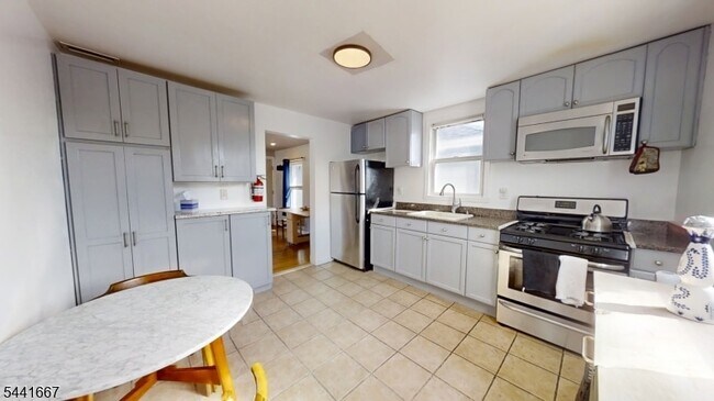 Building Photo - 408 Forest St